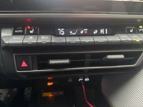 Used 2025 Toyota Camry SE AWD/4WD image 12