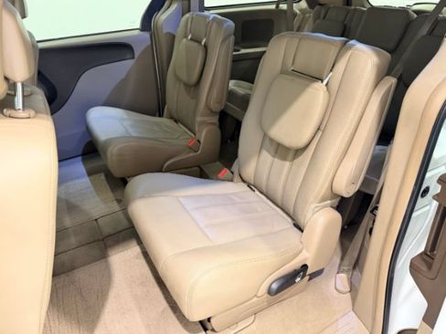 Used 2016 Chrysler Town & Country Touring FWD image 30