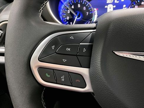 Used 2025 Chrysler Pacifica Select FWD image 18