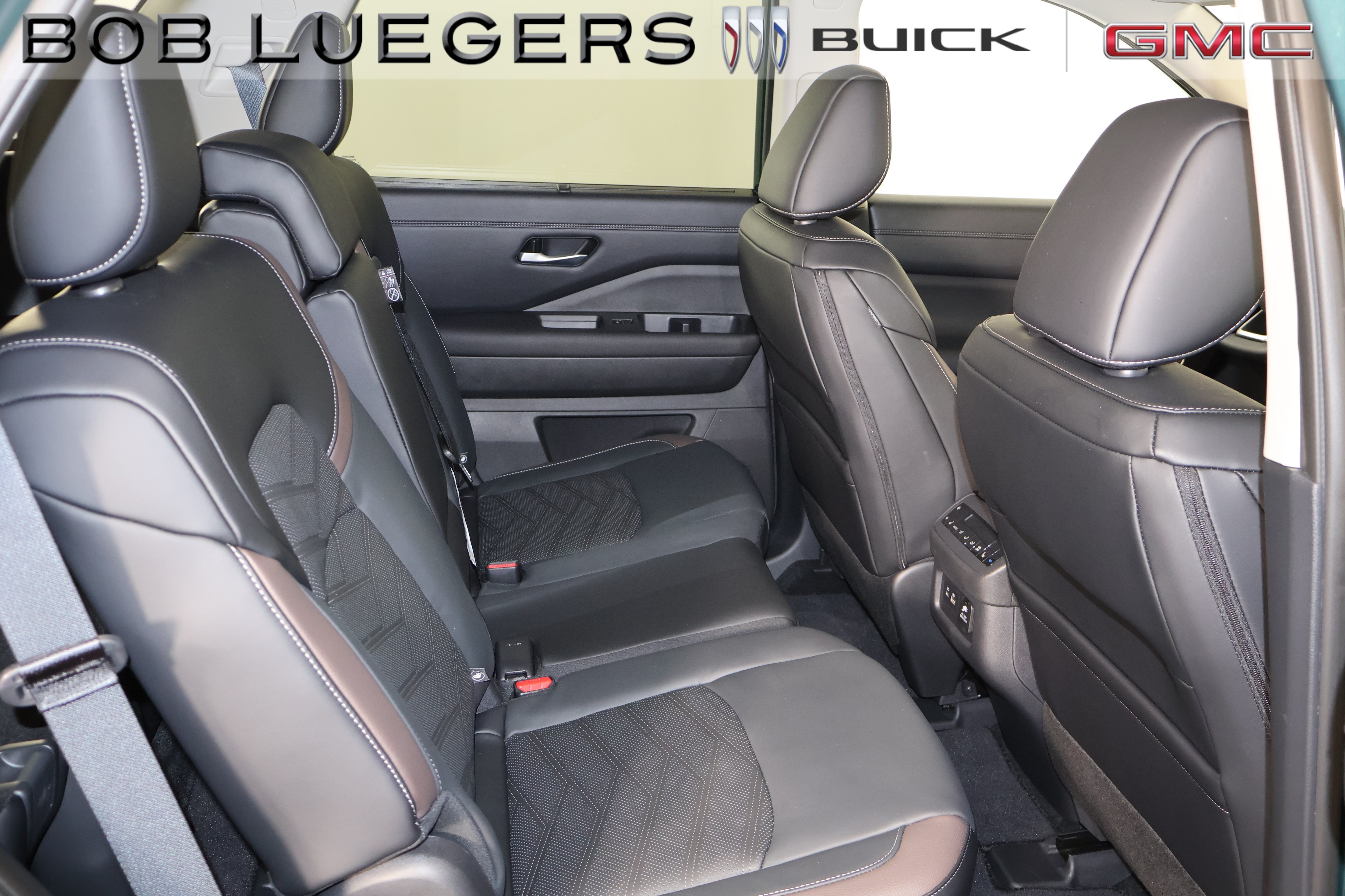 Used 2025 Nissan Pathfinder Platinum FWD image 17