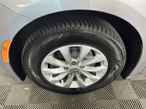 Used 2017 Chrysler Pacifica Touring w/ Tire & Wheel Group FWD image 10