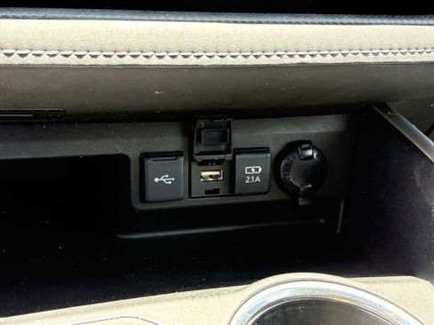 Used 2020 Toyota Highlander XLE AWD/4WD image 16