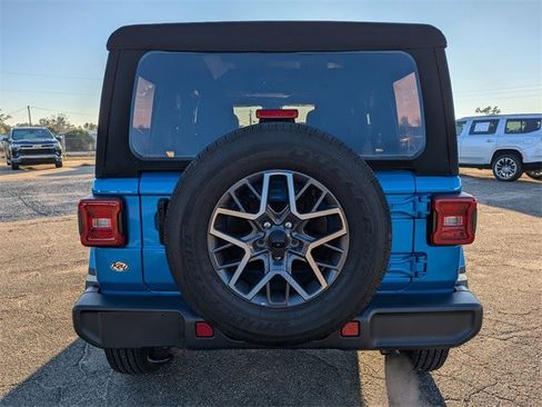 Used 2024 Jeep Wrangler Sahara image 5