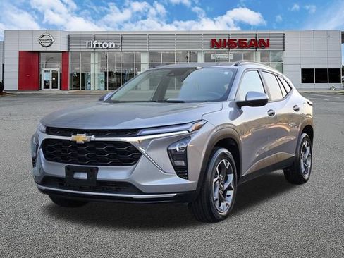 Used 2025 Chevrolet Trax LT w/ LT Convenience Package FWD image 8