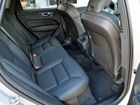 Used 2025 Volvo XC60 B5 Plus image 10