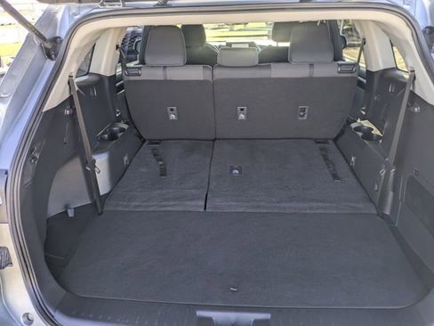 Used 2023 Toyota Highlander L image 28