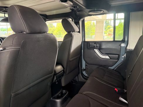 Used 2014 Jeep Wrangler Unlimited Sahara w/ Connectivity Group AWD/4WD image 18