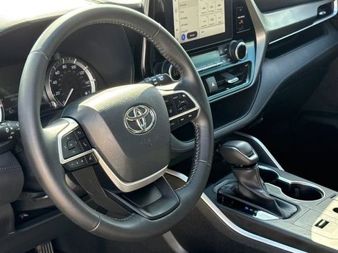 Used 2023 Toyota Highlander LE FWD image 17