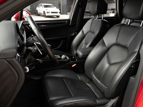 Certified 2024 Porsche Macan image 5