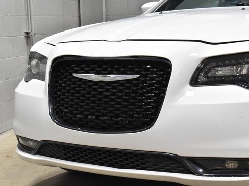 Used 2018 Chrysler 300 S w/ 300S Premium Group image 30
