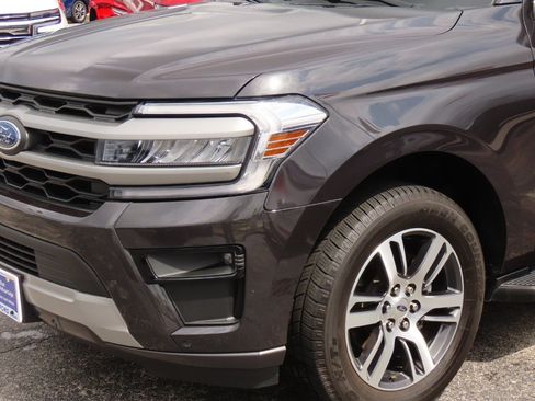 Certified 2024 Ford Expedition XLT image 3