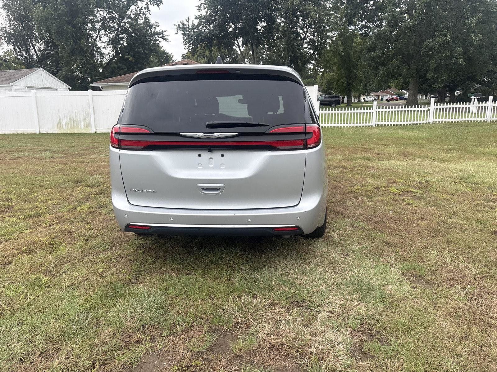 Used 2026 Chrysler Pacifica Select FWD image 6