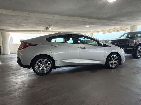 Used 2018 Chevrolet Volt Premier w/ Driver Confidence Package FWD image 7