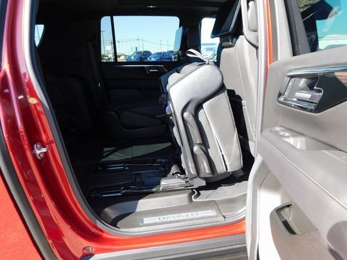 New 2025 Chevrolet Suburban Premier image 36