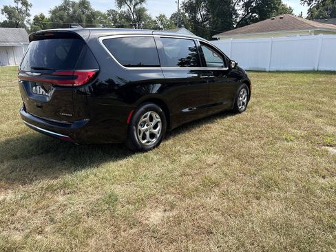Used 2024 Chrysler Pacifica Limited FWD image 5