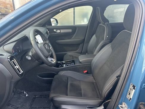 Certified 2025 Volvo XC40 B5 Plus AWD/4WD image 17