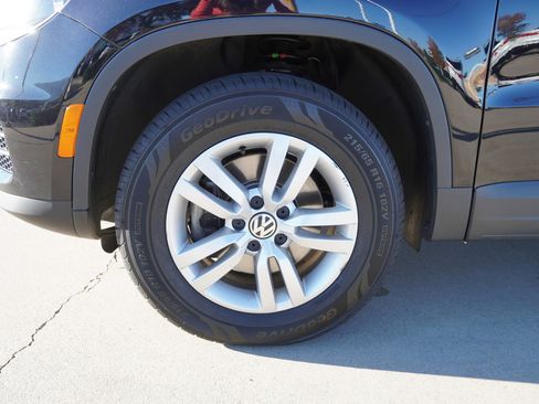 Used 2017 Volkswagen Tiguan S image 13