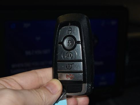 Used 2022 Ford Explorer XLT w/ Equipment Group 202A AWD/4WD image 18
