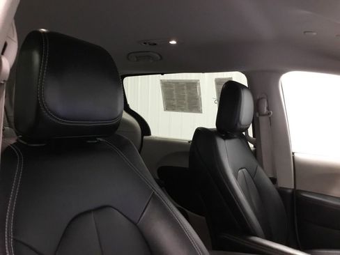 Used 2024 Chrysler Pacifica Touring-L FWD image 21