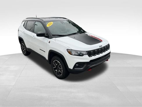 Used 2025 Jeep Compass Trailhawk AWD/4WD image 44