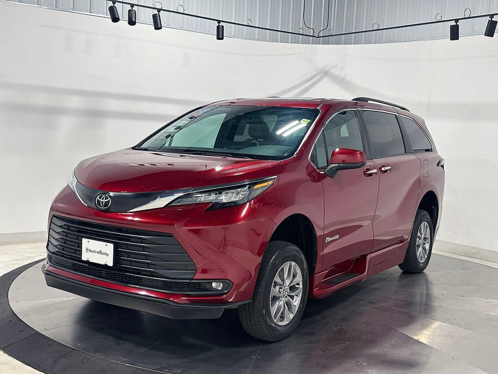 Used 2026 Toyota Sienna XLE FWD image 2