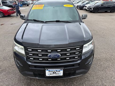 Used 2017 Ford Explorer XLT w/ XLT Appearance Package image 4