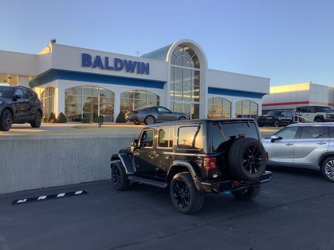 Used 2021 Jeep Wrangler Unlimited Sahara image 5