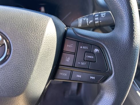 Used 2024 Toyota Sienna LE image 9