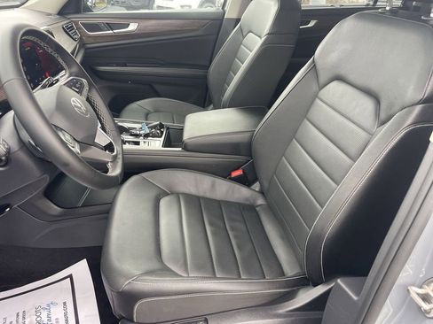 Used 2025 Volkswagen Atlas SEL image 17