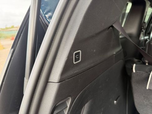 Used 2025 Chrysler Pacifica Limited image 24