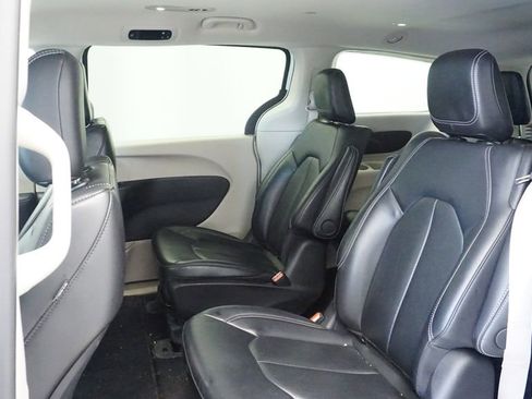 Used 2024 Chrysler Pacifica Select image 17