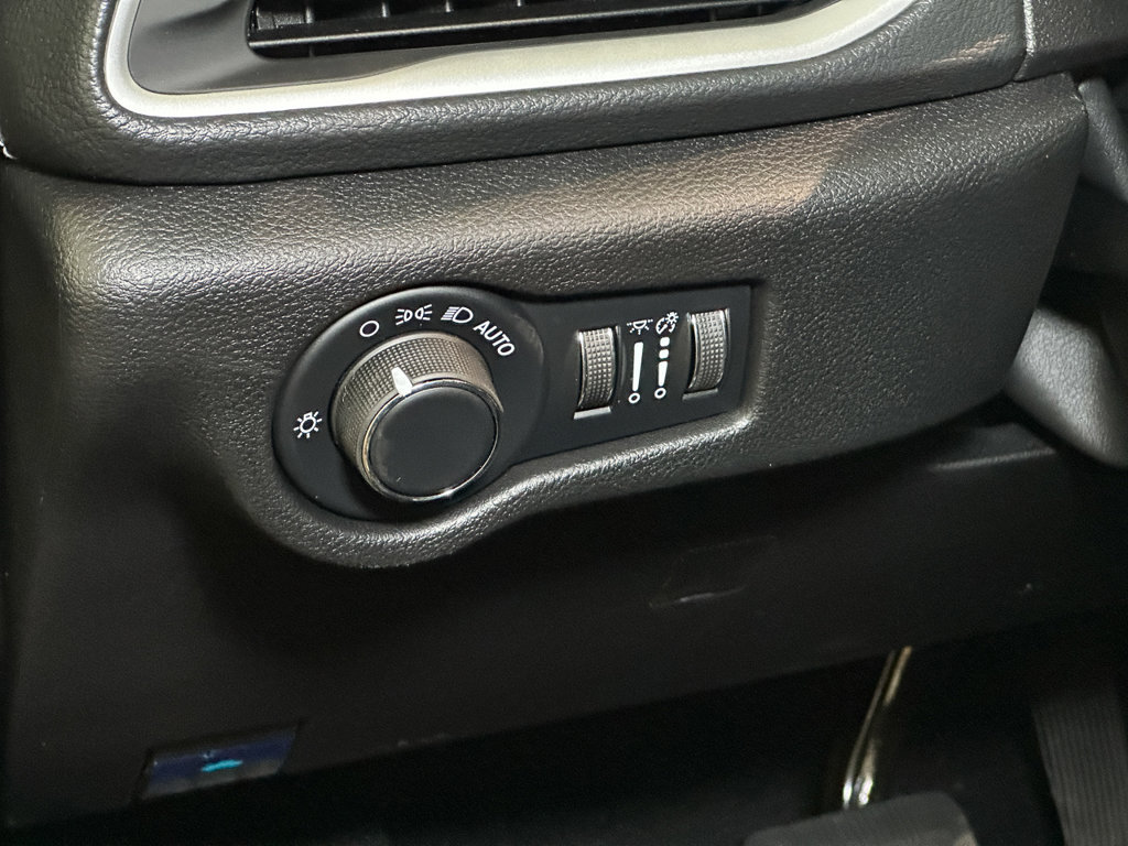 New 2027 Chrysler Pacifica Select AWD/4WD image 19
