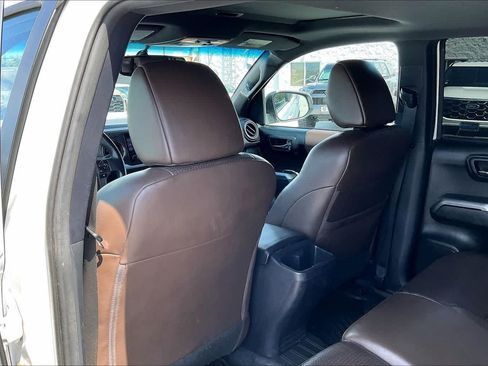 Used 2017 Toyota Tacoma Limited w/ Tow Package AWD/4WD image 12