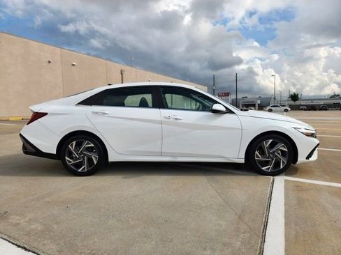Used 2025 Hyundai Elantra SEL FWD image 4