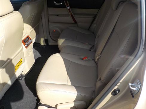 Used 2012 Toyota Highlander Limited w/ Tow Pkg image 11