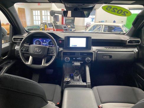 Used 2025 Toyota Tacoma TRD Off-Road image 4