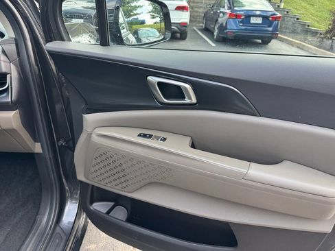 Used 2025 Kia Carnival FWD image 22