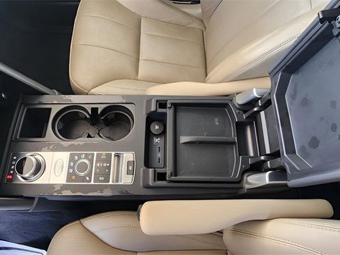 Used 2020 Land Rover Discovery Landmark image 31