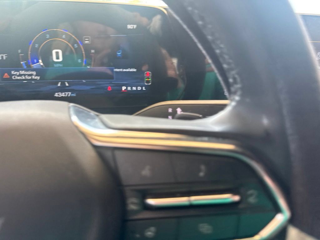 Used 2025 Chevrolet Equinox LT w/ Safety and Technology Package FWD image 9