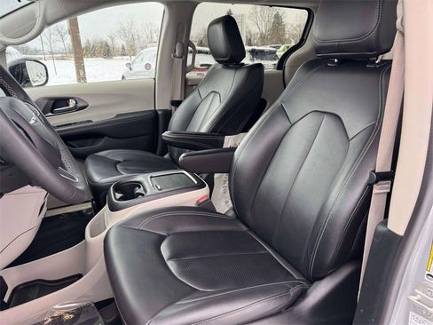 Used 2024 Chrysler Pacifica Touring-L image 14