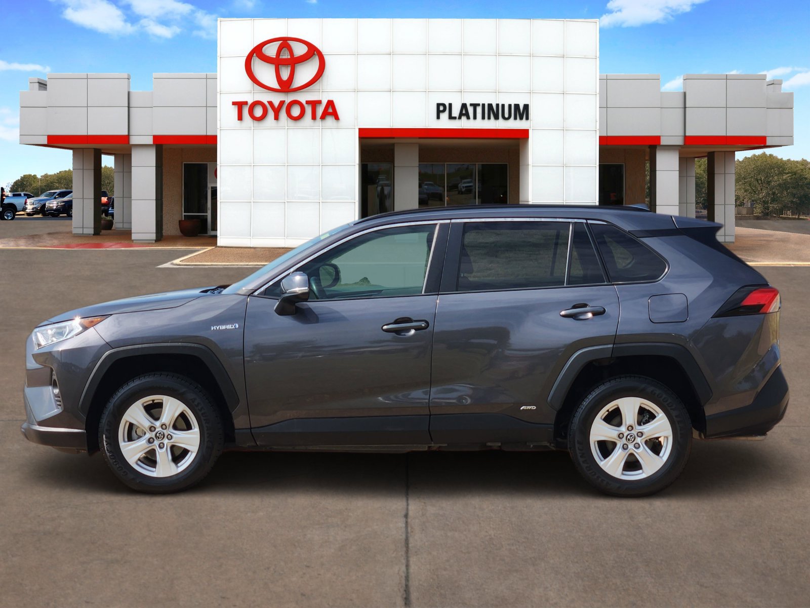 Used 2020 Toyota RAV4 XLE AWD/4WD image 3