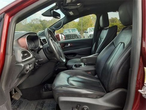 Certified 2020 Chrysler Pacifica Touring-L image 10