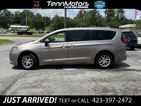 Used 2017 Chrysler Pacifica Touring FWD image 8