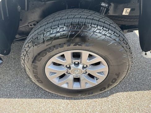 Used 2019 Toyota Tacoma SR5 AWD/4WD image 12