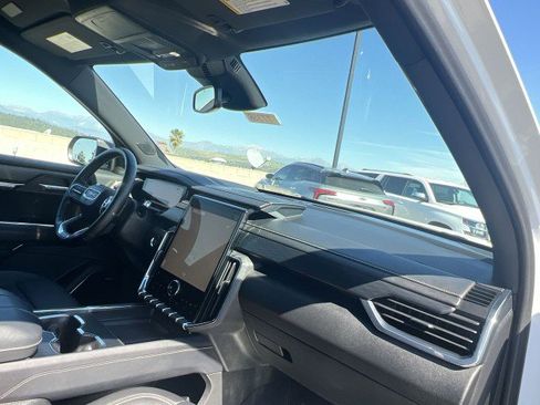 Used 2024 GMC Acadia Elevation image 28