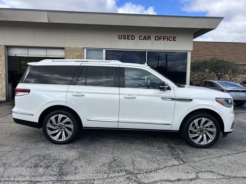 Used 2023 Lincoln Navigator Reserve image 2