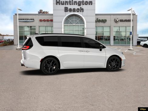 New 2026 Chrysler Pacifica Limited w/ Uconnect Theater Family Group image 15