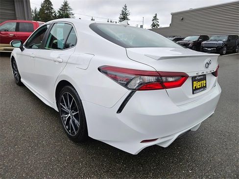 Used 2023 Toyota Camry SE image 3