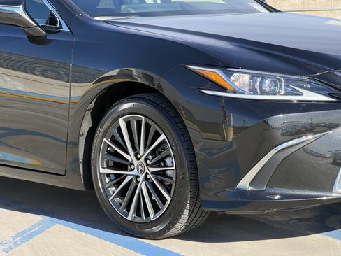 Certified 2025 Lexus ES 300h w/ Premium Package image 4