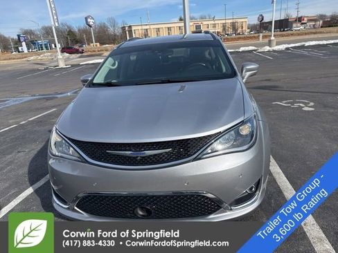 Used 2020 Chrysler Pacifica Touring-L Plus image 3